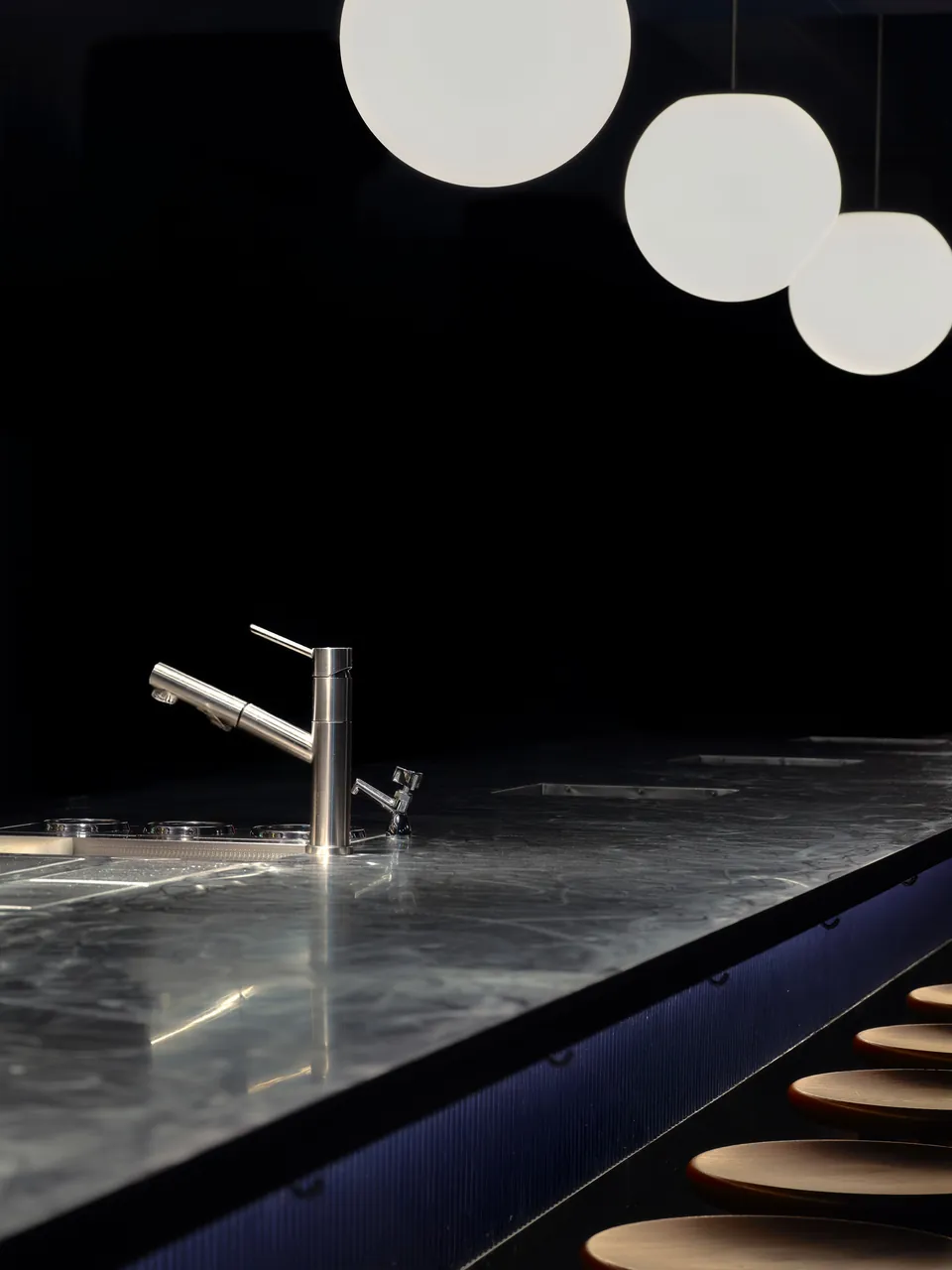 Steel bar top and tap under globe pendants